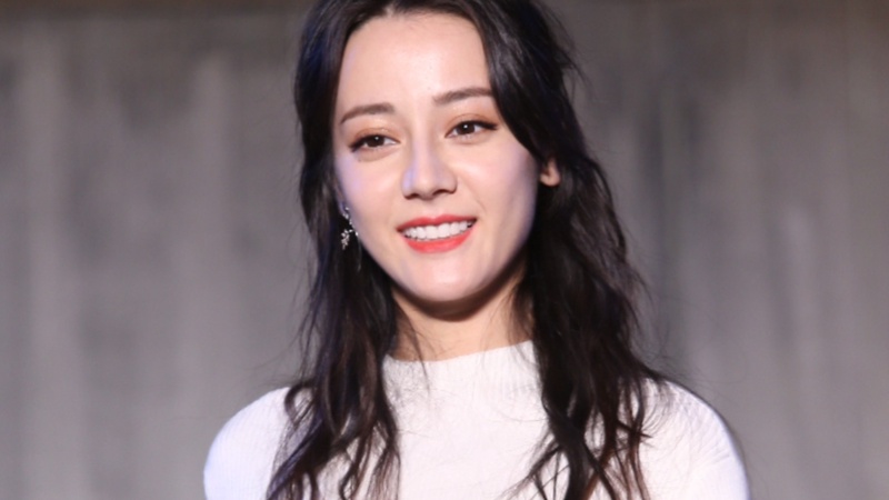迪丽热巴红毯惊艳亮相，东方美学造型引爆国际时尚圈热议