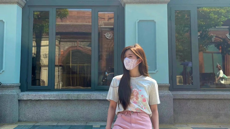 赵露思陪闺蜜领证被拍亲自上线澄清恋情乌龙